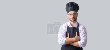 Téléchargez les photos : Un chef masculin isolé sur fond gris. Chef Man en chapeau de chef. Portrait isolé de l'homme cuisinier - en image libre de droit