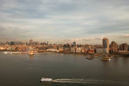 Téléchargez les photos : Manhattan, New York skyline du drone. Manhattan au-dessus de l'Hudson. Manhattan NYC paysage urbain, vue aérienne. Skyline du centre-ville de Manhattan avec des gratte-ciel urbains sur Hudson River - en image libre de droit