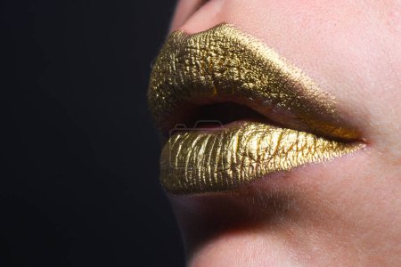 Photo for Lip icon with golden glitter effect. Sensual mouth. Symbol of kiss from golden lipstick. Glamour luxury gold mouth. Gold paint on lips. Golden lips, sensual woman mouth. Metallic body. Gold concept - Royalty Free Image