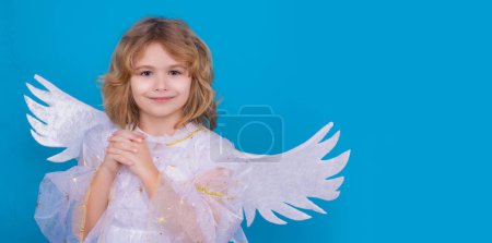 Foto de Ángel niño. Retrato de niño lindo con alas de ángel aislado en el fondo del estudio. Encabezado panorámico de banner ancho. angelito, día de San Valentín. Niños angelicales - Imagen libre de derechos
