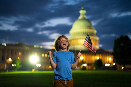 Téléchargez les photos : Le jour des élections pour les citoyens américains. Enfant garçon Votez avec le drapeau américain près du bâtiment Capitol. Concept de vote. Jour du drapeau américain. Vote et élections aux États-Unis. Elections américaines, élections présidentielles en Amérique - en image libre de droit
