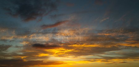 Foto de Fondo de Sunset Clouds. Dramática Nubes Atardecer Fondo. Cielo con nubes al amanecer. Salida del sol con nubes de varias formas de fondo. Nube tranquila - Imagen libre de derechos