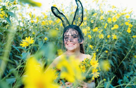 Foto de Una joven celebró el huevo de Pascua. Pascua de flores. Lindo conejo. Vestido de conejo de Pascua - Imagen libre de derechos