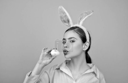 Téléchargez les photos : Lèvres et Pâques, Empreinte baiser rouge à lèvres sur l'œuf de Pâques. Joyeuse Pâques. Une jeune femme aux oreilles de lapin. Portrait d'une femme heureuse aux oreilles de lapin. Chasse aux œufs - en image libre de droit