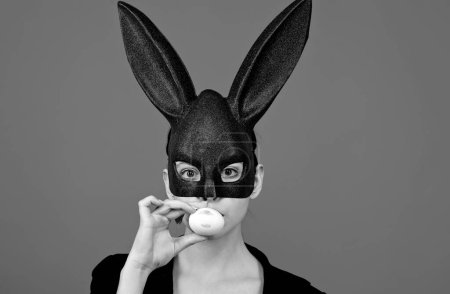 Lápiz labial beso huella en huevo de Pascua. Feliz Pascua. Chica con orejas de conejo de encaje. Mujer conejita. Conejito de Pascua mujer, conejo y niña
