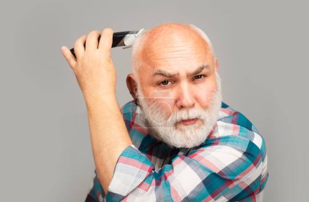 Foto de Cortes de pelo de hombre mayor gris. Peluquero hombre viejo calvo, calvicie madura y concepto de pérdida de cabello - Imagen libre de derechos