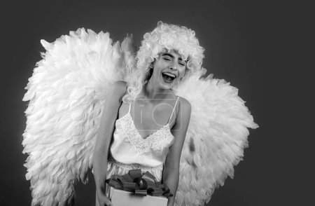 Foto de Chica ángel rubia divertida con alas blancas. Ángel blanco caído - Imagen libre de derechos