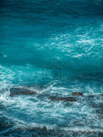 Téléchargez les photos : Eau de mer dans l'eau ondulée détail fond. Modèle de vagues océaniques - en image libre de droit