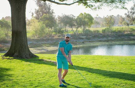 Téléchargez les photos : Golfeur mettant balle de golf sur le golf vert - en image libre de droit