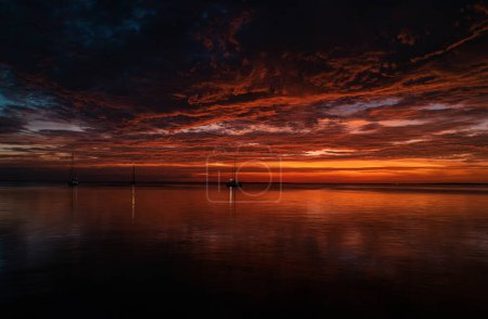 Foto de Calm sea. Abstract background with sunset and ocean. Beach sunrise over the tropical sea. Colorful sunset on the beach - Imagen libre de derechos