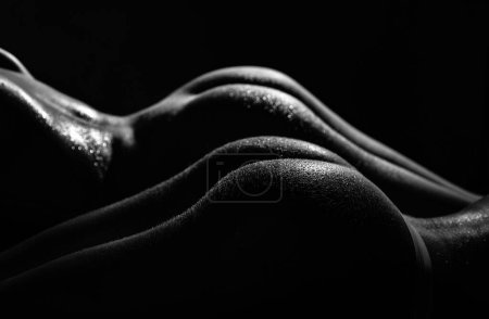 Masaje anticelulítico. Procedimiento de mujer y cuidado del culo. Mujer desnuda en procedimiento de spa y masaje terapéutico. Cuidado corporal. Mujeres sin celulitis. Cuidado profesional culo y piernas en el centro de bienestar
