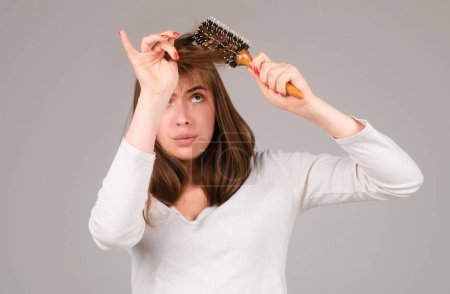 Foto de Cabello para el problema de pérdida de cabello, mujer mostrar su cabello enredado cabello dañado - Imagen libre de derechos