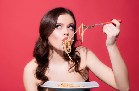 Téléchargez les photos : Concept de cuisine italienne. Menu sain. Femme sexy manger des pâtes savoureuses. De la nourriture italienne. Spaghettis - en image libre de droit