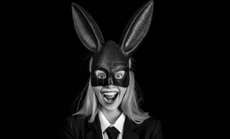 Foto de Una mujer encantadora disfrazada de conejo. Sexy modelo vestida con traje de conejito de Pascua. Mujer conejo conejito de Pascua chica. Mujer feliz en orejas de conejo con huevo de Pascua - Imagen libre de derechos