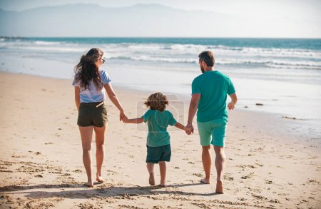 Foto de Padre madre e hijo en la playa de verano al atardecer. Concepto de familia amistosa. Vacaciones de verano en Fiji - Imagen libre de derechos