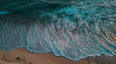 Foto de Vista aérea al mar del fondo de la playa. Olas de agua de mar y bellamente brillante. Playa azul - Imagen libre de derechos