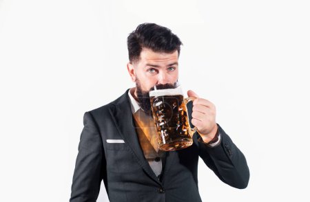 Foto de Feliz hombre elegante bebiendo cerveza. Cerveza feliz sosteniendo vaso con cerveza - Imagen libre de derechos
