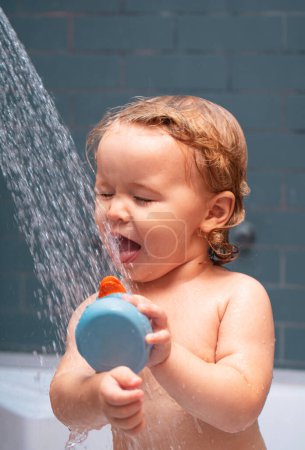 Téléchargez les photos : Enfant sous la douche. Petit bébé prenant son bain, portrait en gros plan d'un garçon souriant, soins de santé et hygiène des enfants - en image libre de droit
