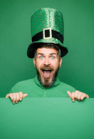 Foto de Hombre en Saint Patricks día duende partido sombrero divertirse sobre fondo verde - Imagen libre de derechos