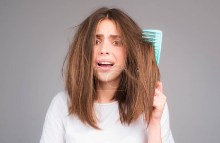 Téléchargez les photos : Cheveux pour problème de perte de cheveux, femme montrer ses cheveux emmêlés cheveux abîmés - en image libre de droit