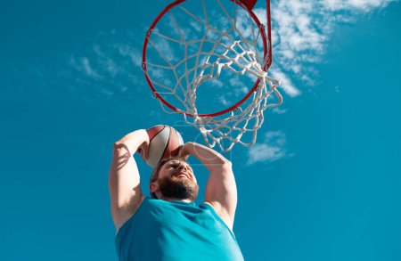 Foto de Jugador de baloncesto americano anotando un slam dunk - Imagen libre de derechos