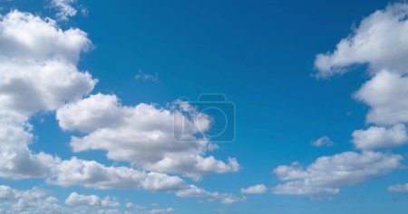 Foto de Cielo y nube Timelapse. Nubes blancas. Cielo azul. Iluminación en nublado. La naturaleza timelapse nubes en el día del sol. Buen tiempo. Video Cielo Paisaje. Nube lapso de tiempo fondo - Imagen libre de derechos