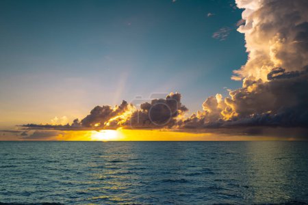 Téléchargez les photos : Coucher de soleil sur fond marin. Fond d'écran nature avec mer d'été. Texture de la mer. Lever de soleil calme sur la mer tropicale. Nuages et vagues au crépuscule, crépuscule - en image libre de droit