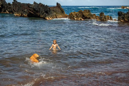 Téléchargez les photos : Little boy swimming in the sea. Kid on a tropical beach. Summer kids vacation - en image libre de droit