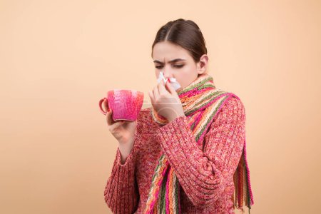 Téléchargez les photos : Femme en tenue tasse et ont mal à la tête. Allergies saisonnières. Mal aux sinus. Rhume de grippe ou symptôme d'allergie. Douleur sinusale, sinusite. Une femme malade qui se mouche. Sinusite, allergie saisonnière ou grippe rhumatismale - en image libre de droit