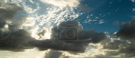 Foto de Cielo azul nube gradiente fondo. Cielo nublado. Paisaje azul ciano vívido en el horizonte de día de ambiente vista del horizonte. Nubes blancas sobre fondo de cielo blando. Cielo nublado blanco - Imagen libre de derechos
