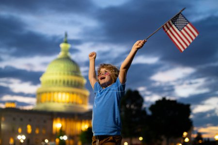 Téléchargez les photos : Le 4 juillet, jour de l'indépendance aux Etats-Unis. Petit garçon avec le drapeau américain le 4 juillet à Washington DC. Vacances américaines 4 juillet. Vague d'enfant Drapeau des États-Unis près du Capitole. L'Amérique célèbre le 4 juillet - en image libre de droit