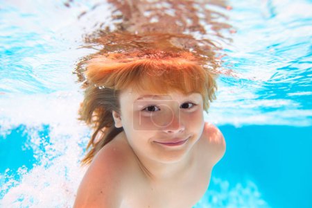 Téléchargez les photos : Enfant nageant dans la piscine sous l'eau. Enfant garçon nager sous l'eau dans la mer. Plage mer et eau plaisir - en image libre de droit