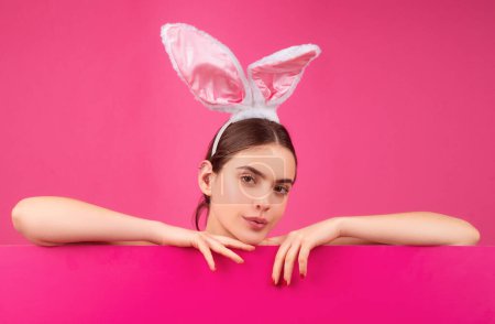 Foto de Publicidad de Pascua. Chica con orejas de conejo. Conejo mujer con tablero de color - Imagen libre de derechos
