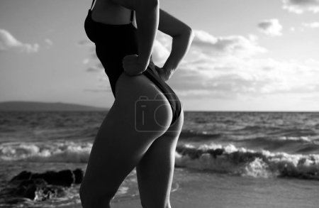 Téléchargez les photos : Femme sexy se détendre sur la mer d'été - en image libre de droit