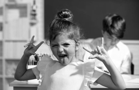 Foto de Retrato de chica divertida loca atractiva en clase en la escuela primaria - Imagen libre de derechos