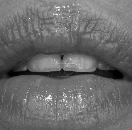 Mundsymbole, Frauenlippen. Rote Lippen. Hochglanz-Luxus-Mund, Glamour-Lippen-Konzept