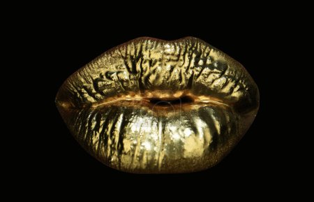 Téléchargez les photos : Des lèvres d'or. Peinture dorée de la bouche. Lèvres dorées sur la bouche de la femme avec maquillage. Design sensuel et créatif pour métal doré. Fond d'art isolé - en image libre de droit
