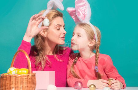 Téléchargez les photos : Famille de Pâques et concept d'enfant. Portrait rapproché d'oeufs à colorier pour Pâques - en image libre de droit