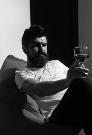 Téléchargez les photos : Célébrez seul. Hipster avec alcool. Homme barbu avec du vin. Maison seule partie - en image libre de droit