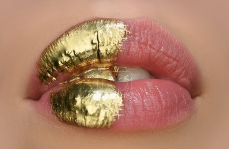 Téléchargez les photos : Maquillage doré. Tendresse lèvres sexy, art doré. Or maquillage lumineux dans les lèvres - en image libre de droit