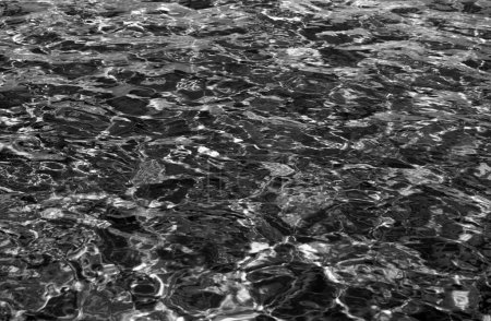 Tansparente klare Oberflächenstruktur des ruhigen Wassers. Abstrakter Hintergrund der Natur. Meereswassermuster