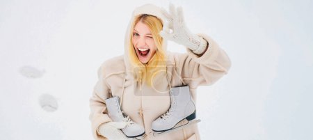 Téléchargez les photos : Bannière d'hiver. Spectacle délirant et comique OK. Drôle de femme souriante en plein air. Fille rire et s'amuser dans le parc d'hiver. Femme drôle d'hiver avec patin à glace - en image libre de droit