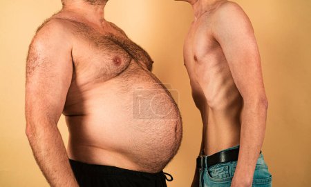Obesidad y pérdida de peso. Gordo vs flaco. Cómodo y divertido hombre gordo y delgado
