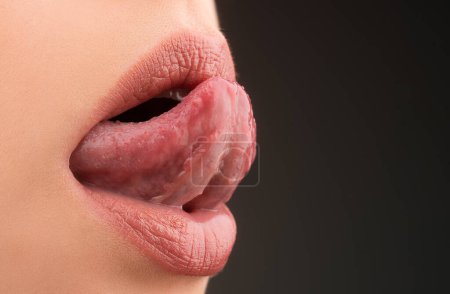 Téléchargez les photos : Femme montre la langue sexy. Sensuelle séduisante bouche gros plan - en image libre de droit
