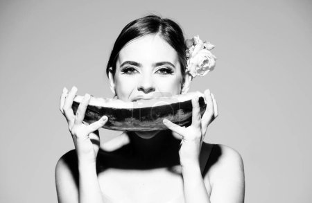 Téléchargez les photos : Sexy girl manger une pastèque. Mode glamour portrait de belle sexy élégant jeune femme modèle avec un maquillage lumineux et lèvres rouges. Été pastèque sexy - en image libre de droit