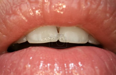 Sexy sinnlichen Mund. Perfekt geöffneter weiblicher Mund aus nächster Nähe. Gesunde weiße Zähne. Sinnliche Formen der Frauenlippen