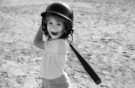 Un gamin tenant une batte de baseball. Pitcher enfant sur le point de jeter dans le baseball des jeunes