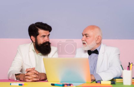 Foto de Discusión del hombre de negocios sobre estrategia de negocio. Viejos hombres de negocios que trabajan con portátil en el lugar de trabajo - Imagen libre de derechos