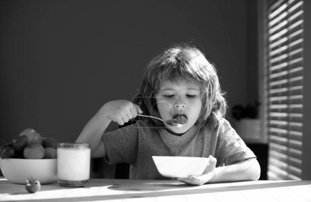 Nahaufnahme eines Kindes, das Bio-Lebensmittel, Joghurt und Milch isst. Kind gesund ernähren
