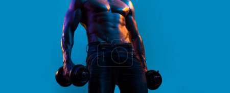 Foto de Plantillas de pancartas con hombre musculoso, torso muscular, seis abdominales. Hombre fuerte haciendo ejercicio con pesas sobre fondo azul. Hombre levantando las pesas. Fuerza y motivación - Imagen libre de derechos